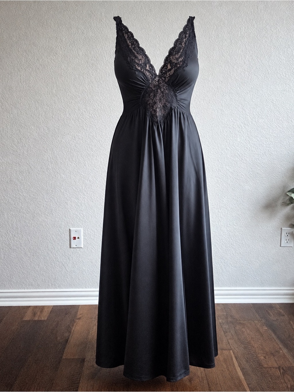 OLGA 70s Vintage 92280 Black Lace Negligee Nightgown Maxi Dress Slip Medium